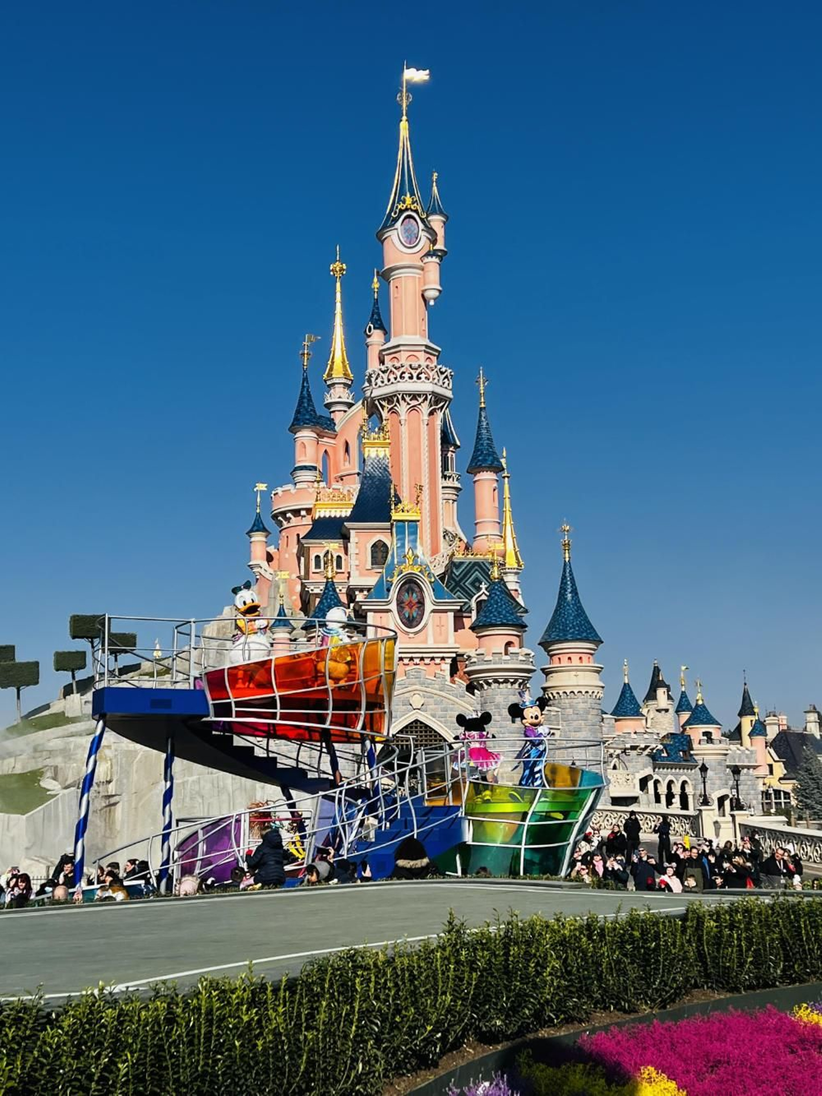 Carroza de la cabalgata ‘Dream... and Shine Brighter!’ con personajes.