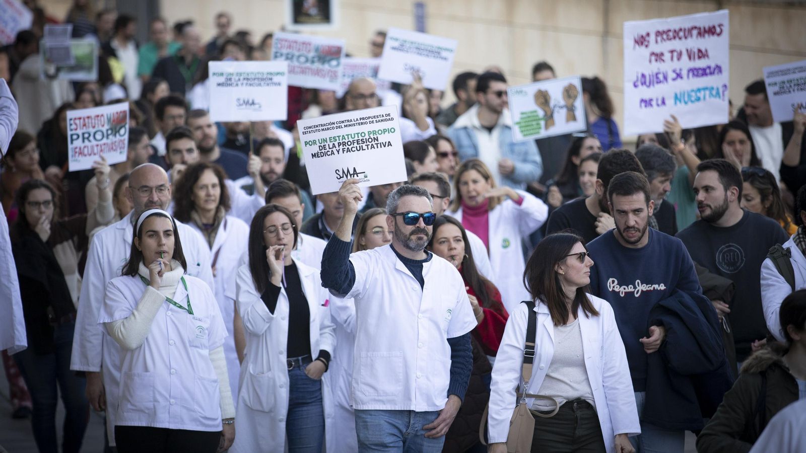 Imagen de la protesta, que ha recorrido todo el perímetro del Hospital San Cecilio