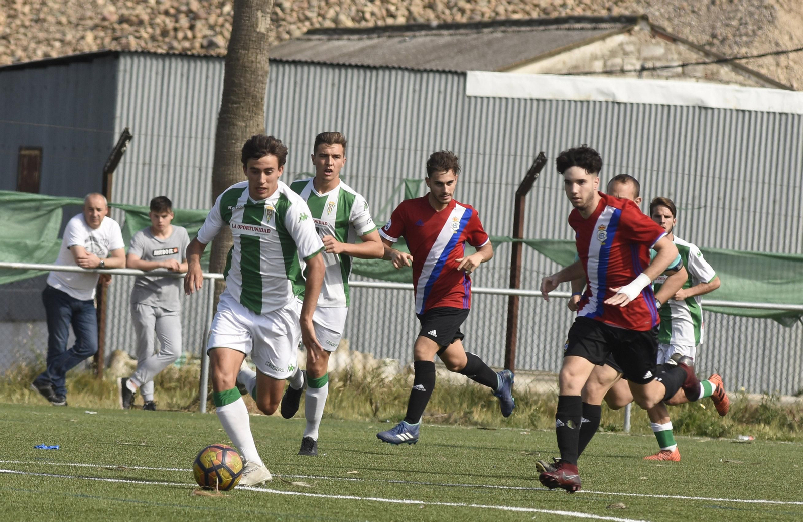 Un jugador del Córdoba conduce el balón en presencia de uno del Recreativo de Huelva.