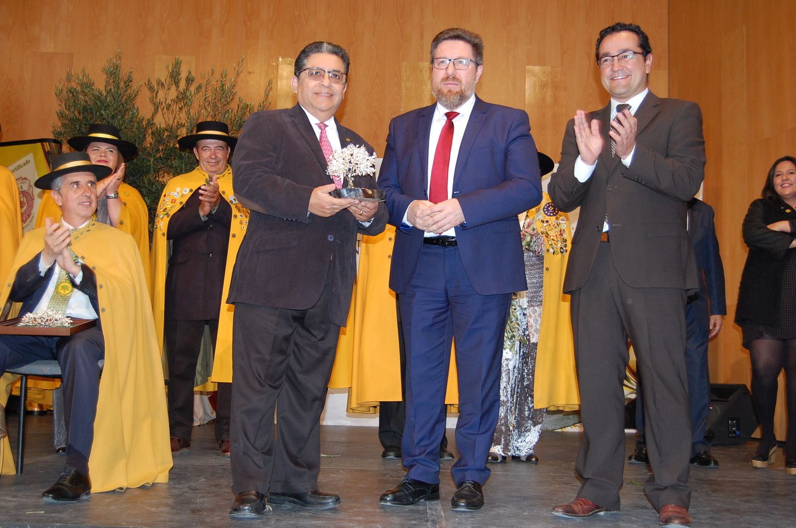 Fernando Salazar, con Rodrigo Sánchez Haro y Jesús Rojano, anoche en el Teatro Liceo.
