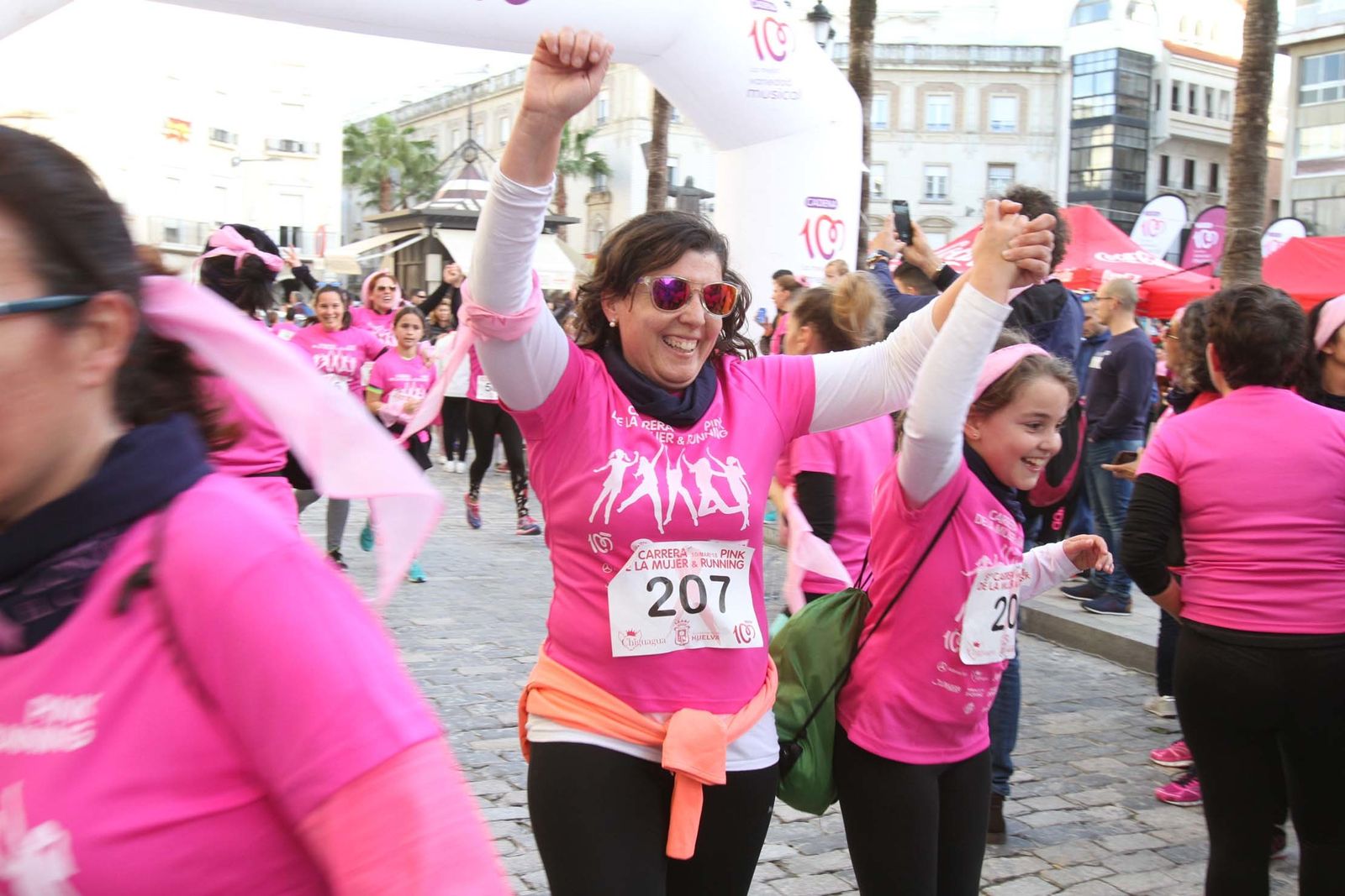 Imágenes de la Carrera contra el cáncer de mama de Huelva.