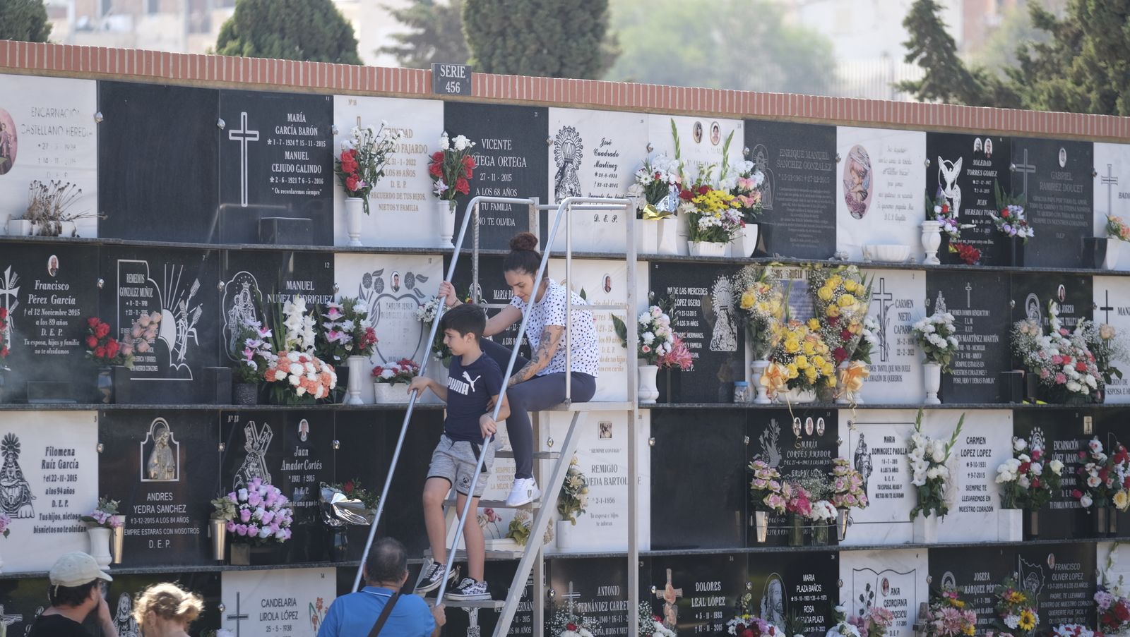 Imágenes del Día de Todos los Santos en el Cementerio de San José de Almería
