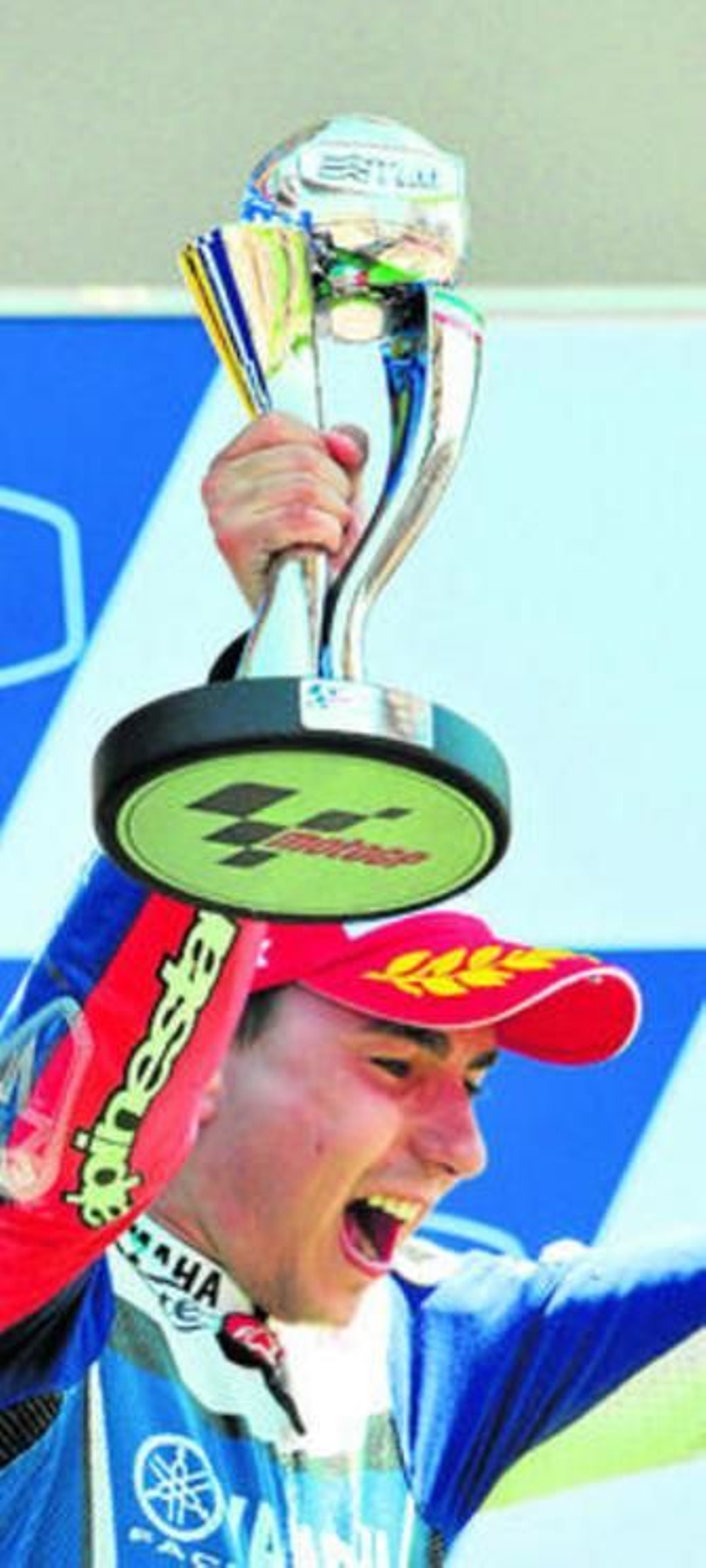 Lorenzo celebra con rabia su victoria en el podio.