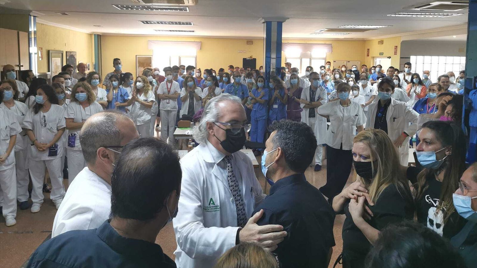Manuel Vida, director-gerente del hospital, en la cafetería apoyando a los trabajadores tras conocerse el cierre.