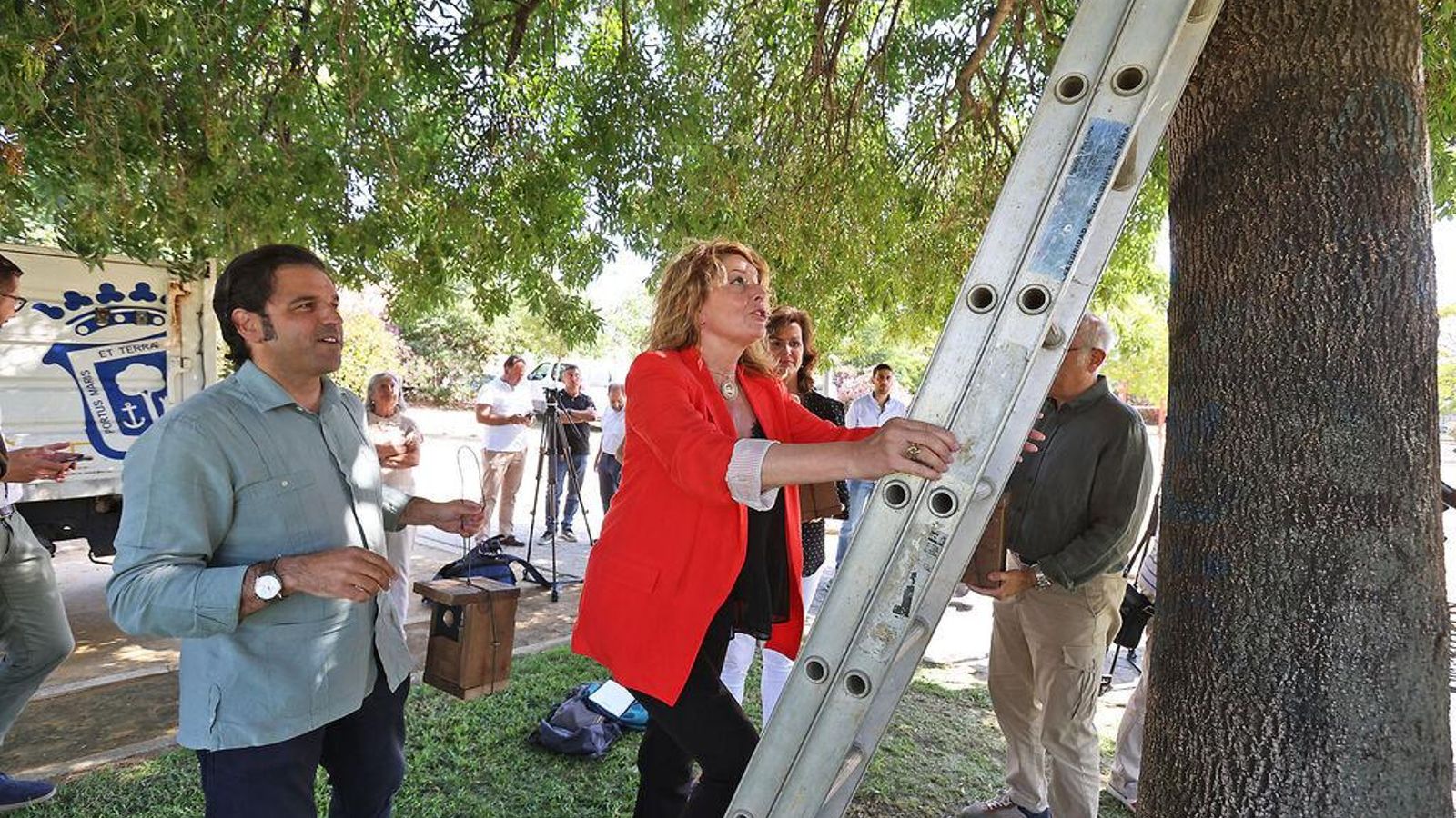 Pilar Miranda junto a Pedro Yórquez, durante la colocación de las cajas nido.