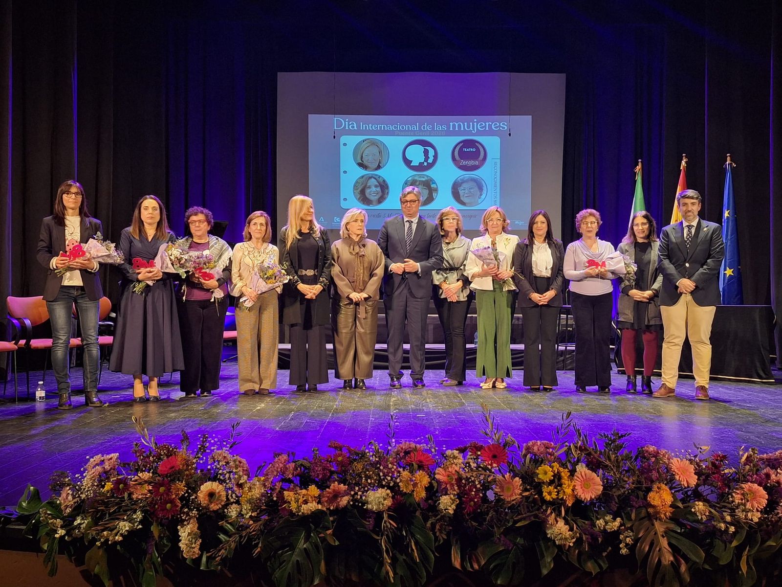 Foto de familia de los premiados.