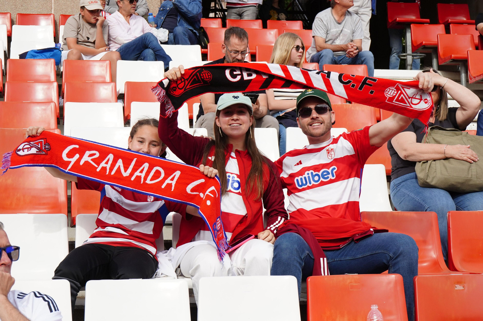 Encuéntrate en la grada de Los Cármenes en el Granada-Celta de Vigo