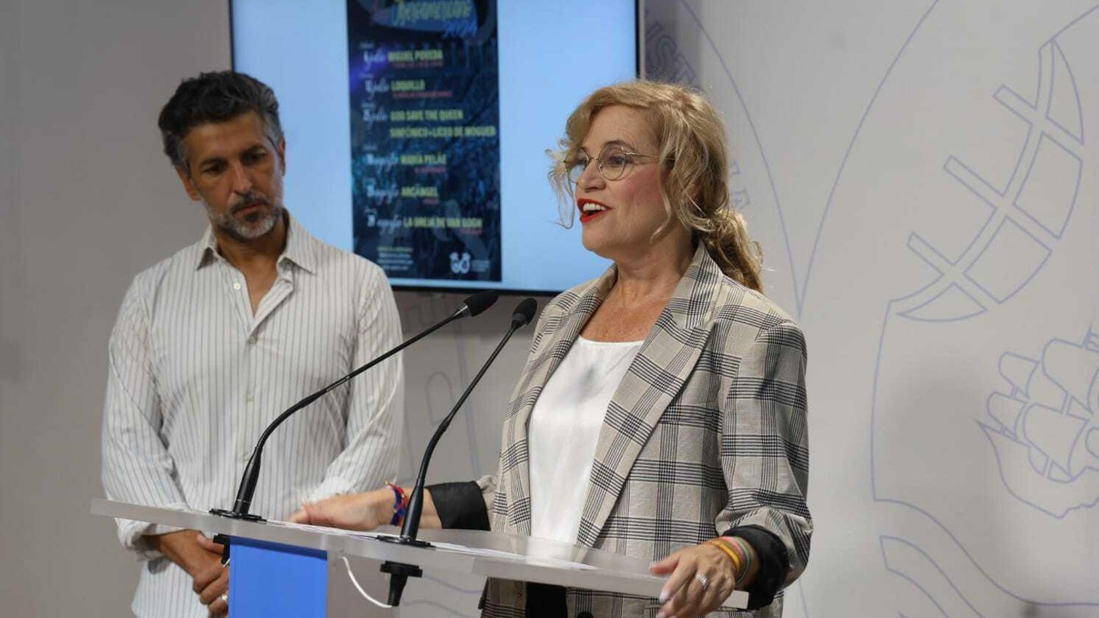 El artista Arcángel junto con la diputada de cultura, Gracia Baquero.