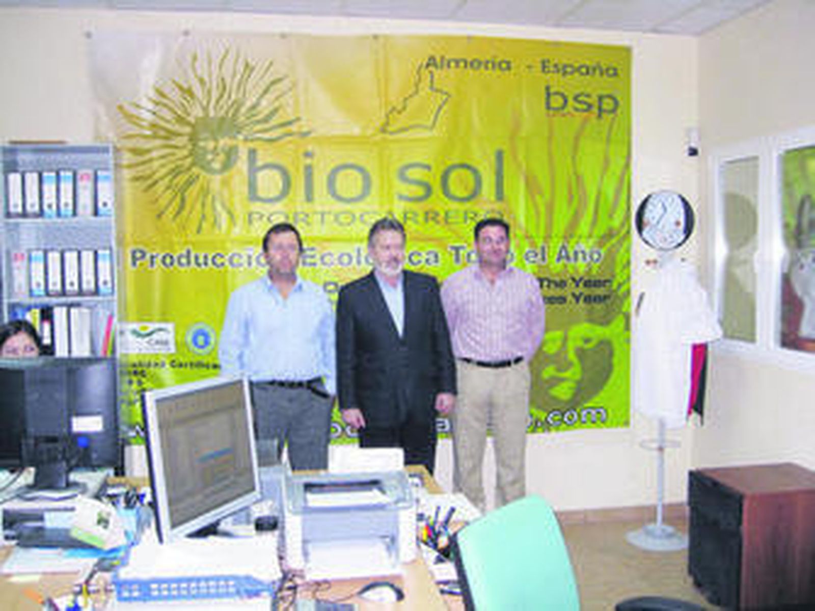 Bio sol participa. En la foto el delegado con los responsables de la firma.