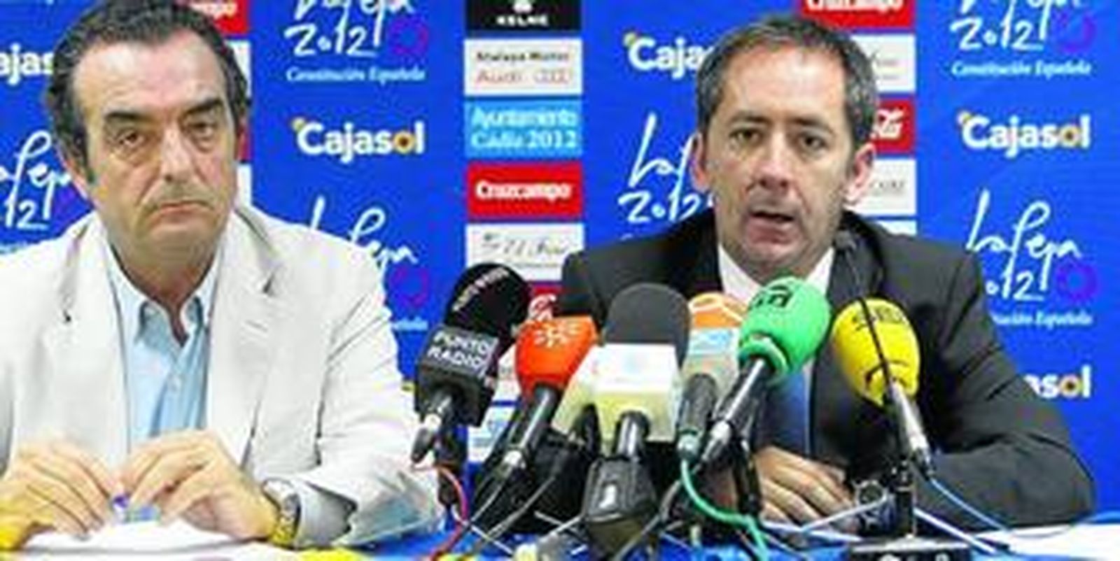 Antonio Muñoz Tapia (d) toma la palabra en presencia de Javier Moyano.