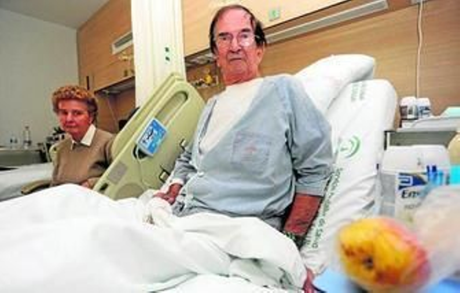 Henri Nicolas, ayer, junto a su mujer en el Hospital Clínico.