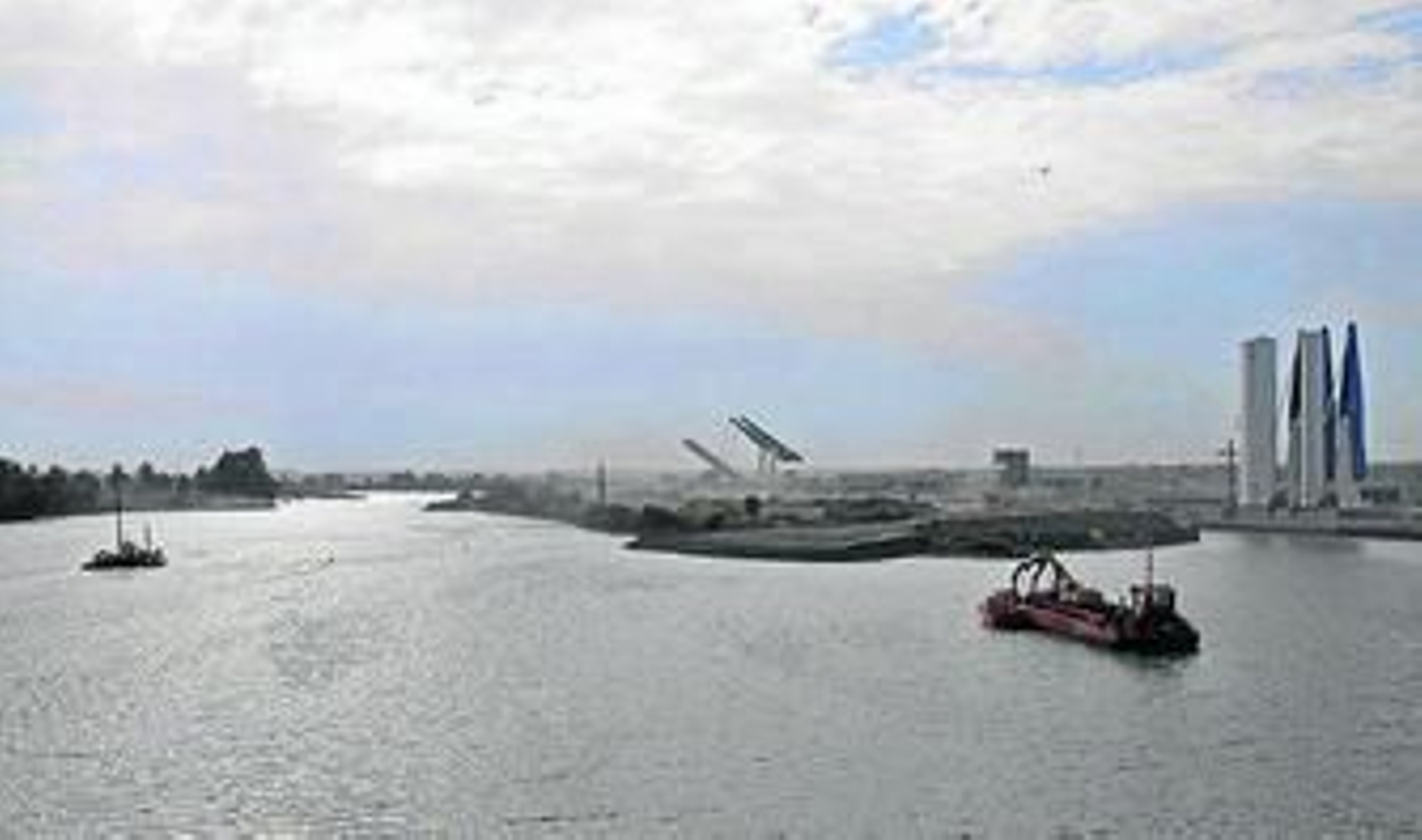Cauce vivo del río, con la nueva esclusa al fondo.