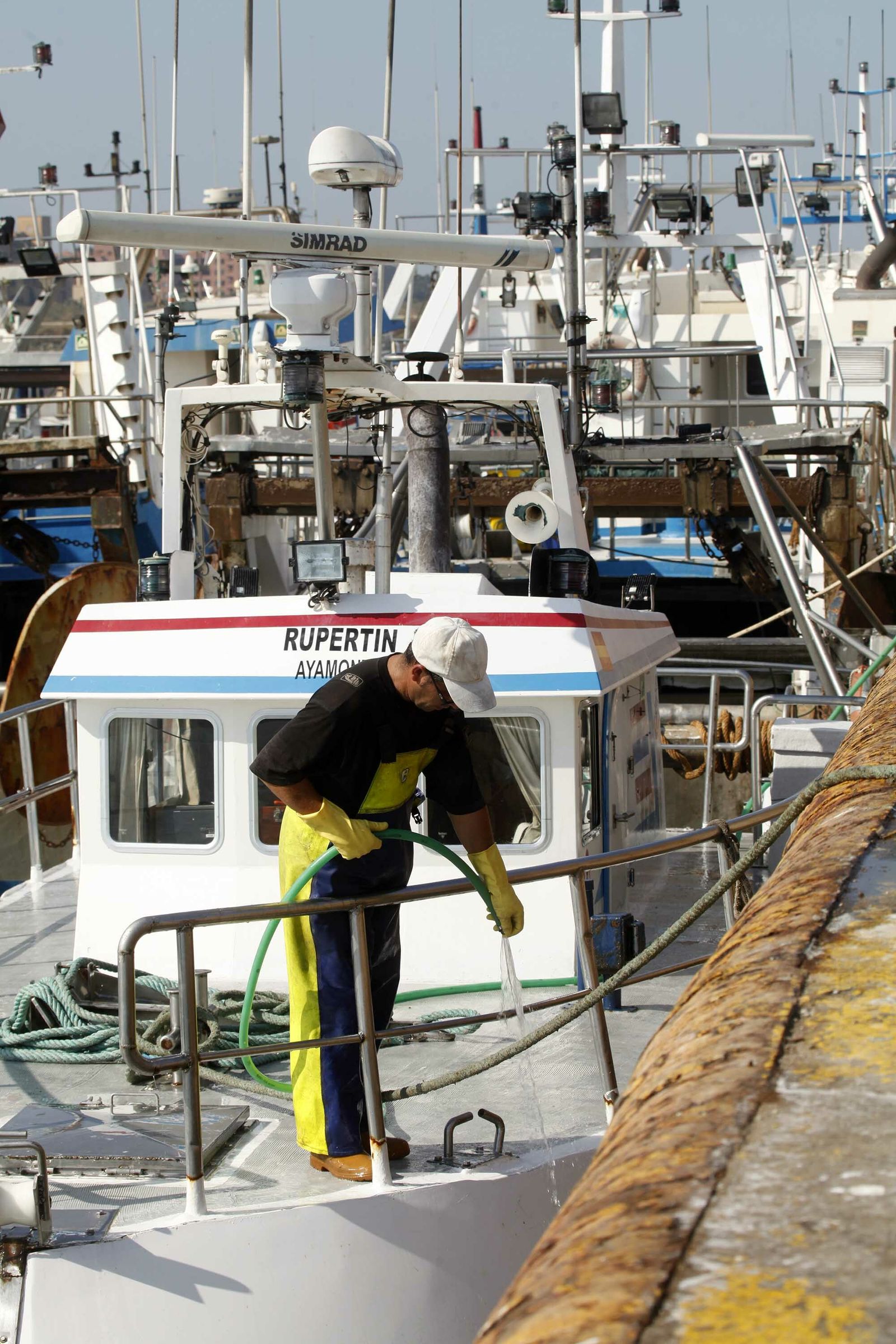 Imágenes de la flota de arrastre de Huelva en parada biológica