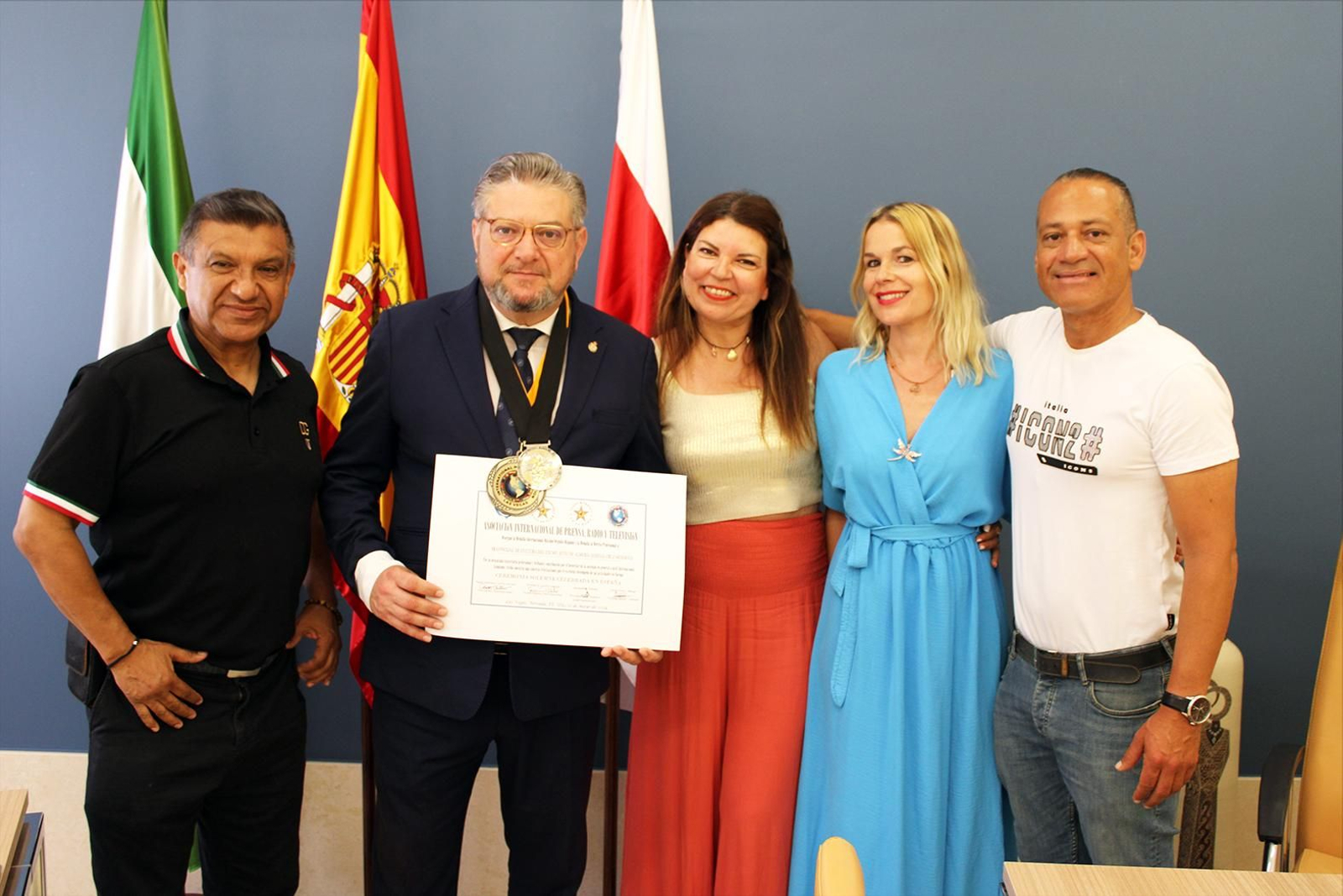 El concejal Diego Cruz con la distinción.