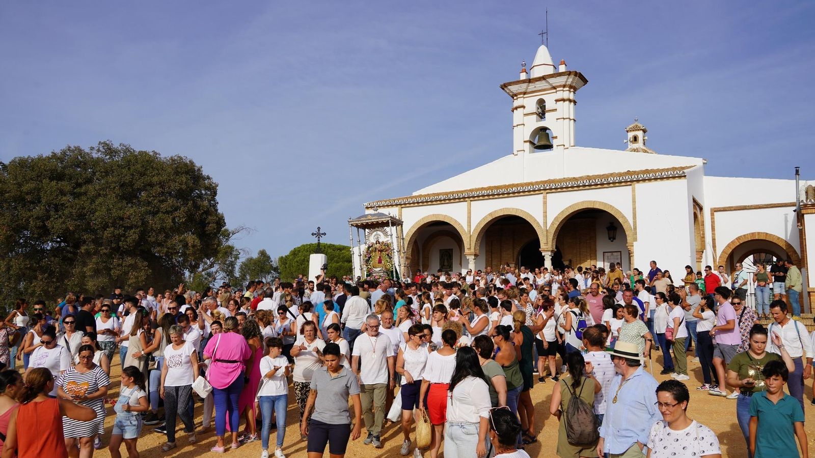 La Virgen de Montemayor sale de su ermita.