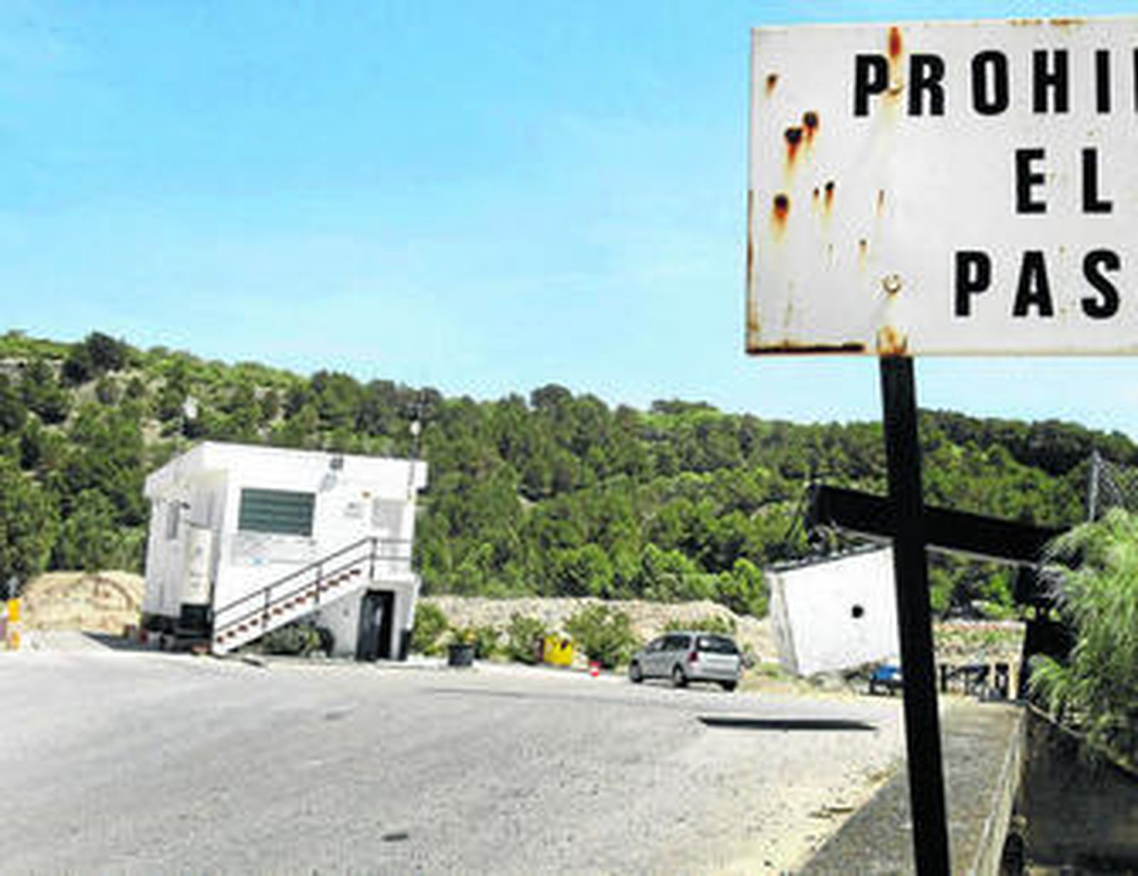 Foto del acceso a la planta de reciclaje en la que se registró el tiroteo, en la carretera de El Portal, tomada ayer.
