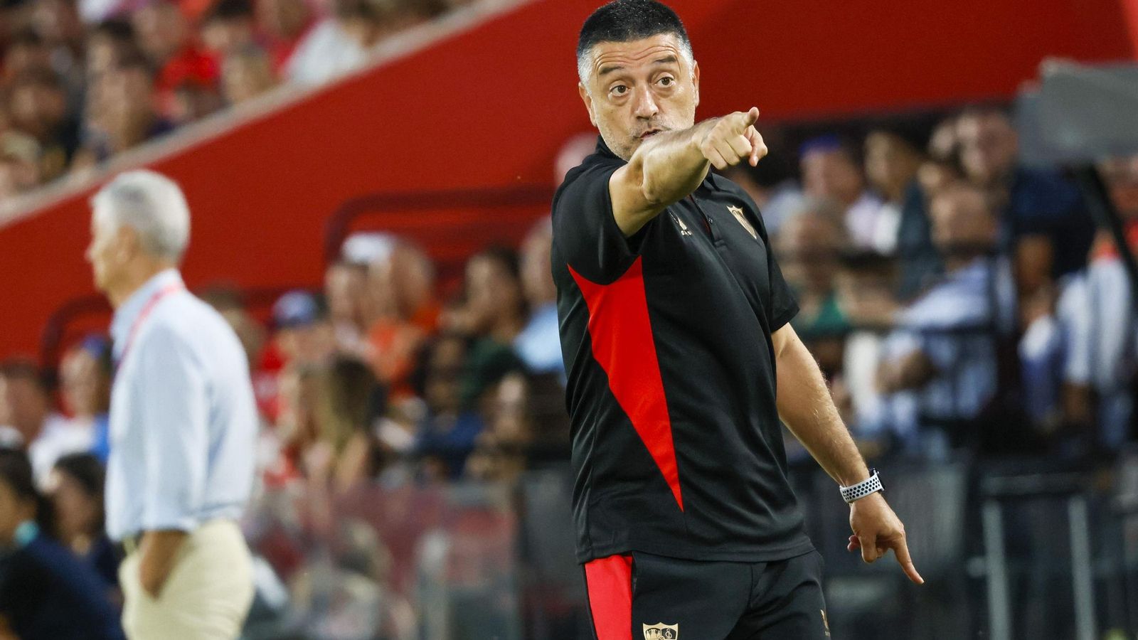 Pimienta da indicaciones en el partido de su equipo ante el Mallorca.