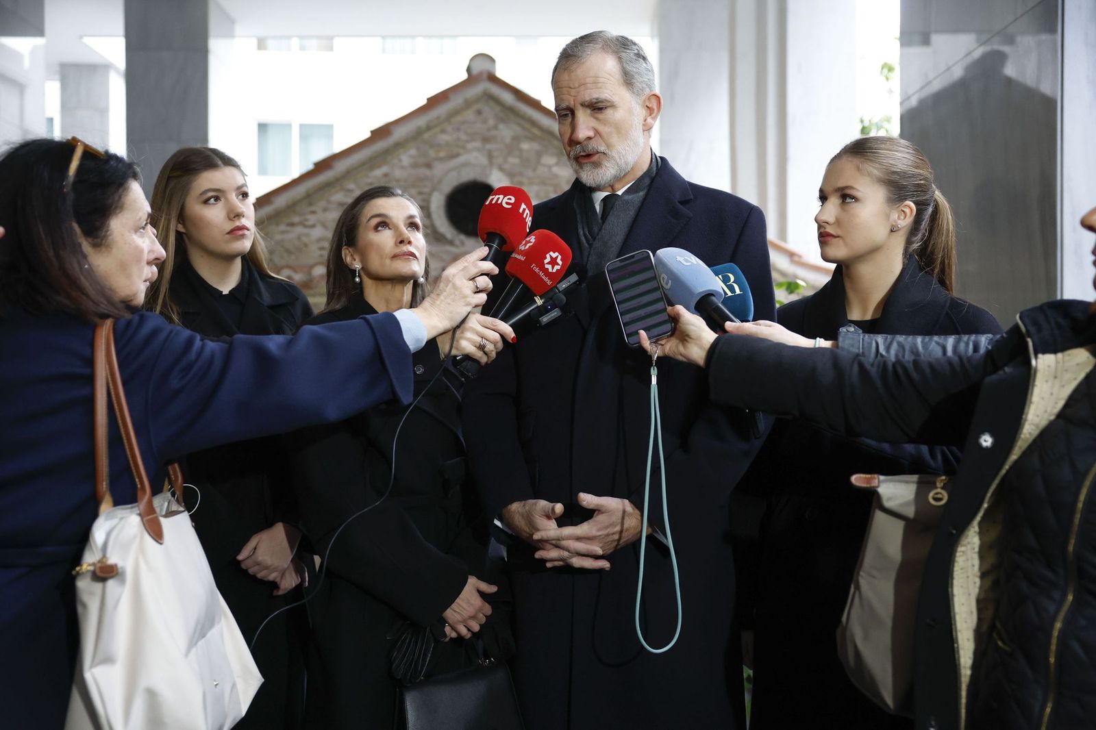 El Rey Felipe VI atiende a los medios de comunicación desde Atenas.