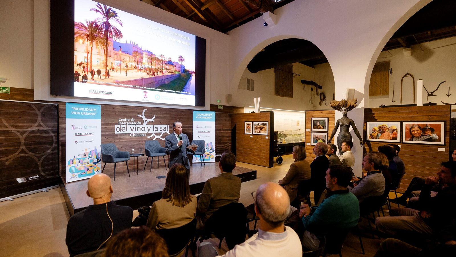 El alcalde, durante su intervención en el Centro del Vino y la Sal.