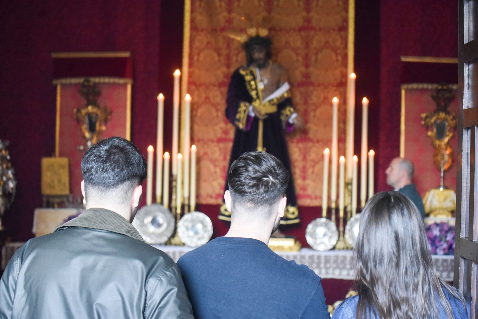 Las fotos del solemne besapiés del Señor de la Humildad y Paciencia de Córdoba