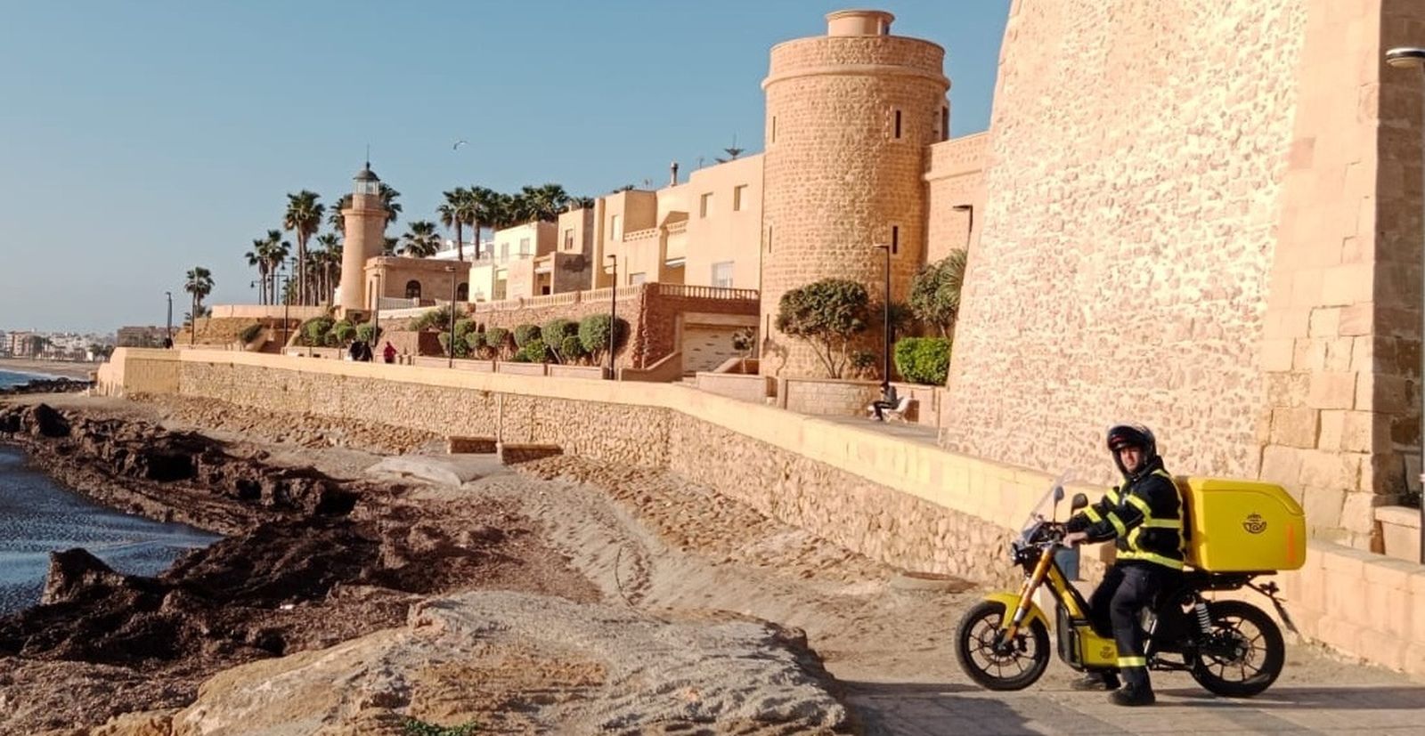 Correos ya dispone en el municipio de Roquetas de Mar de motos eléctricas ciberseguras.