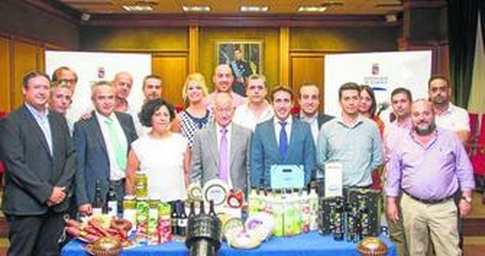 Presentación de la comitiva de doce empresas que hoy aterrizan en la Feria, con el presidente y el diputado de Agricultura.