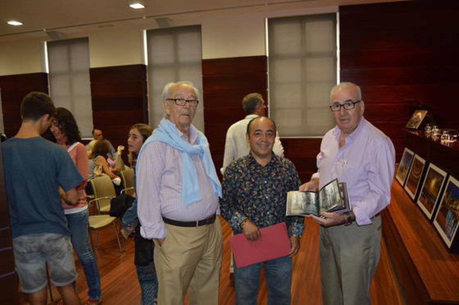 José González, con el presentador del acto Joaquín Hernández Kiki y el protagonista del libro, Salvador Hernández.  Foto: Ignacio Casas de Ciria