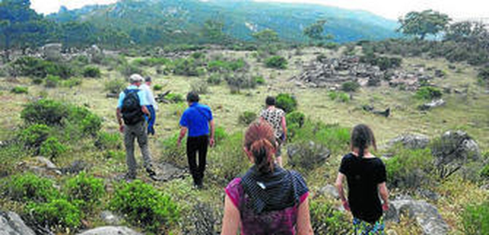 Imagen de investigadores acercándose a la zona de excavaciones de la Silla del Papa.