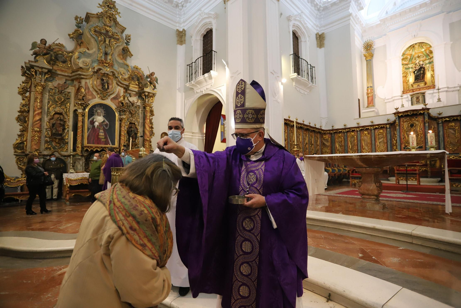 Imágenes de la imposición de cenizas en el inicio de la Cuaresma en la Catedral de Huelva