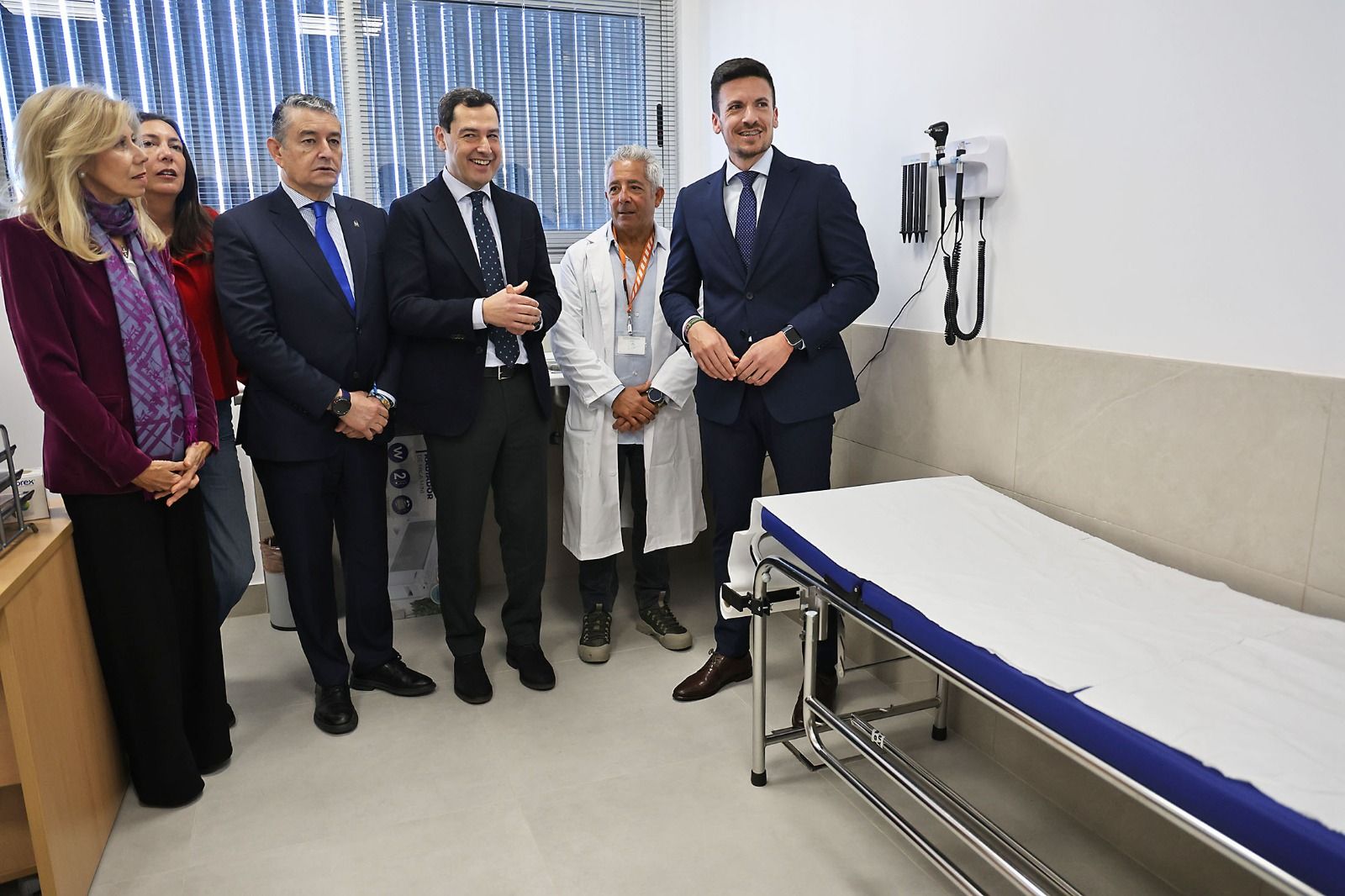 Juanma Moreno, Antonio Sanz, Loles López, Adrián Cano y María José Rico en la inauguración del consultorio de Corrales.