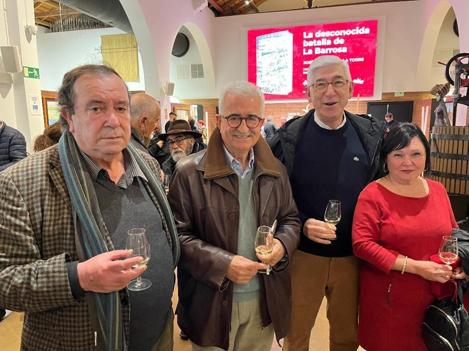 José de Mier, Manuel Jiménez Barrios, José Antonio Gómez Periñán y Ana Rivera, durante el cóctel en el centro de Interpretación del Vino y la Sal, en Chiclana.
