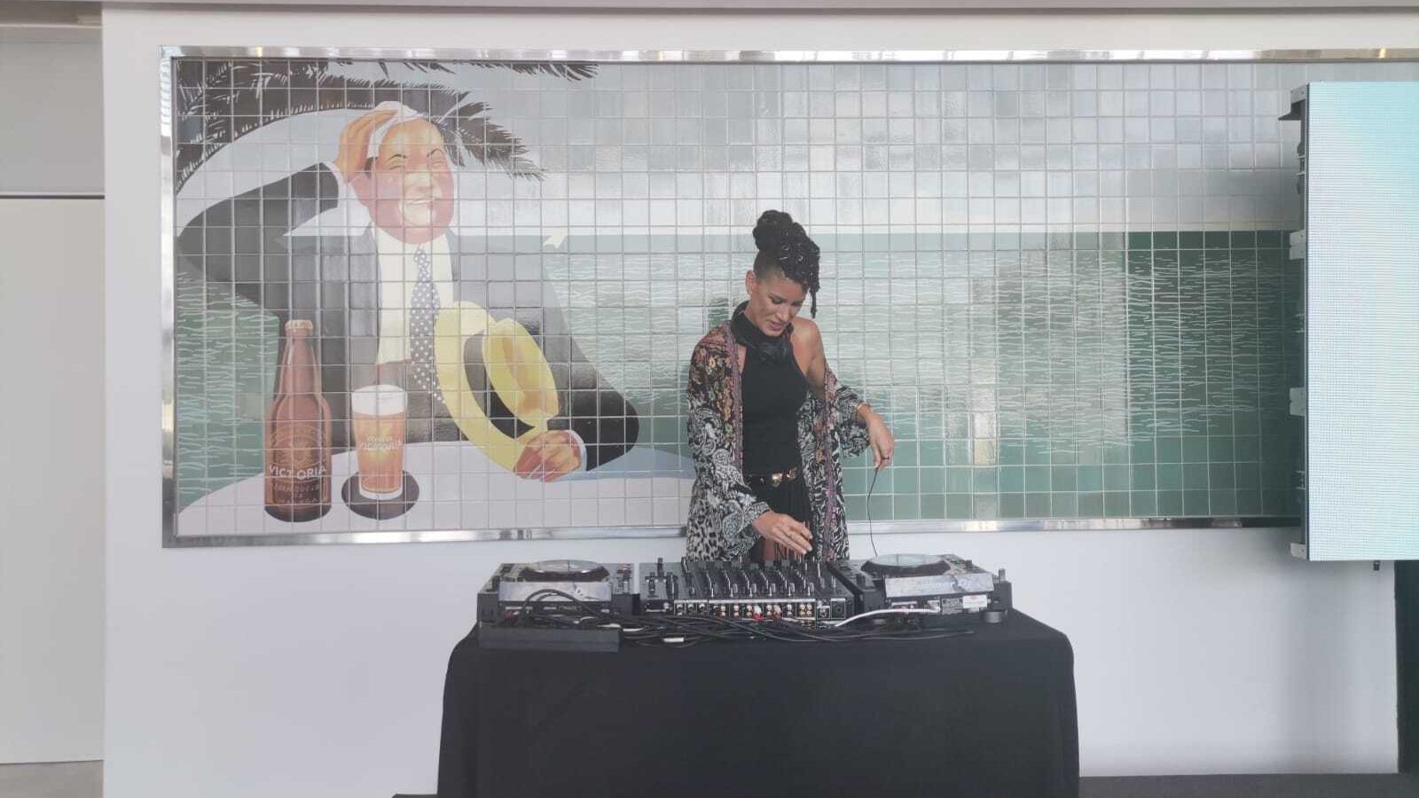 DJ Cynthia Kardenas en la presentación de Brunch in the Park.