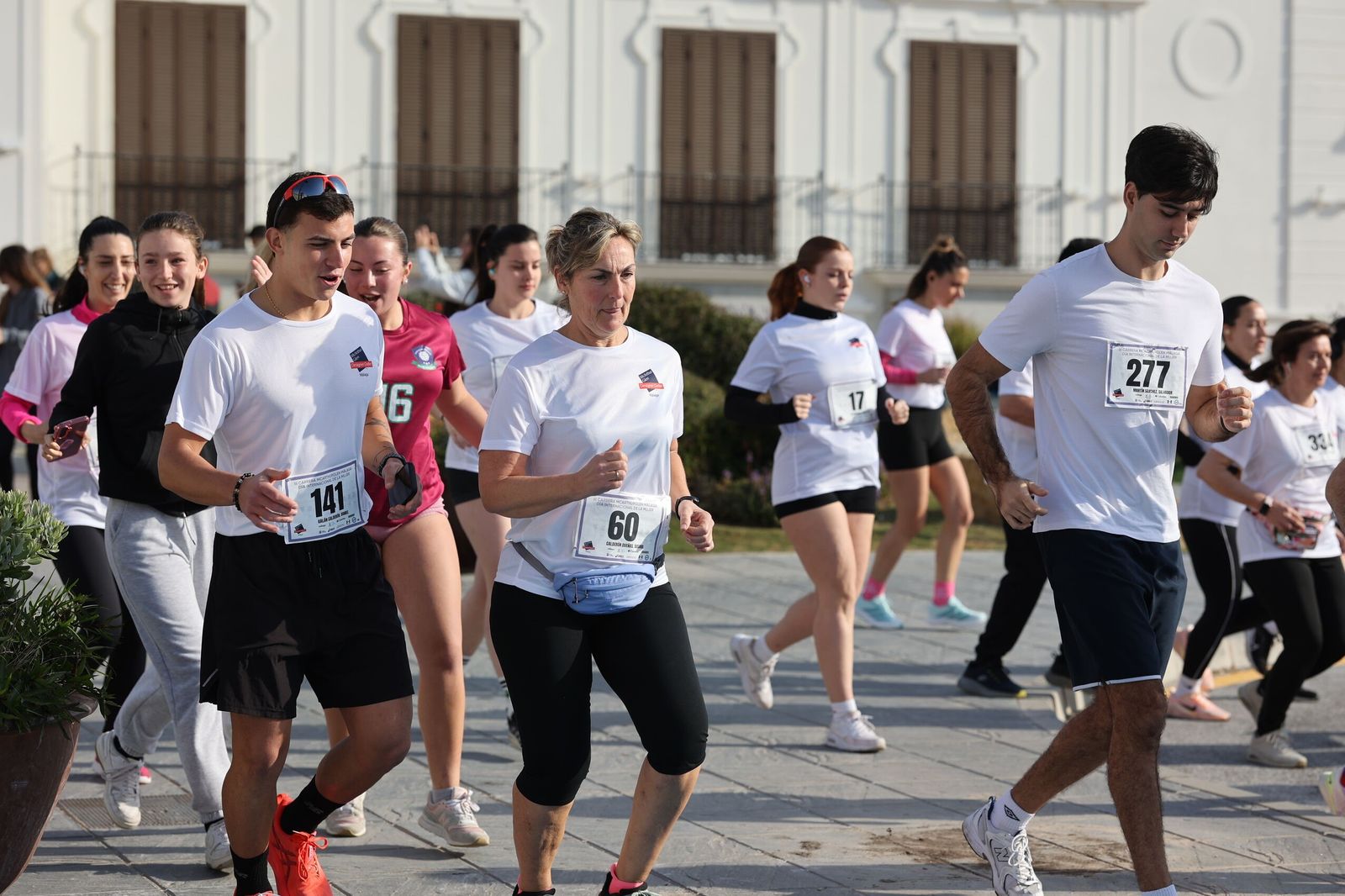 La Carrera Solidaria por el Día de la Mujer McArthurGlen, en fotos