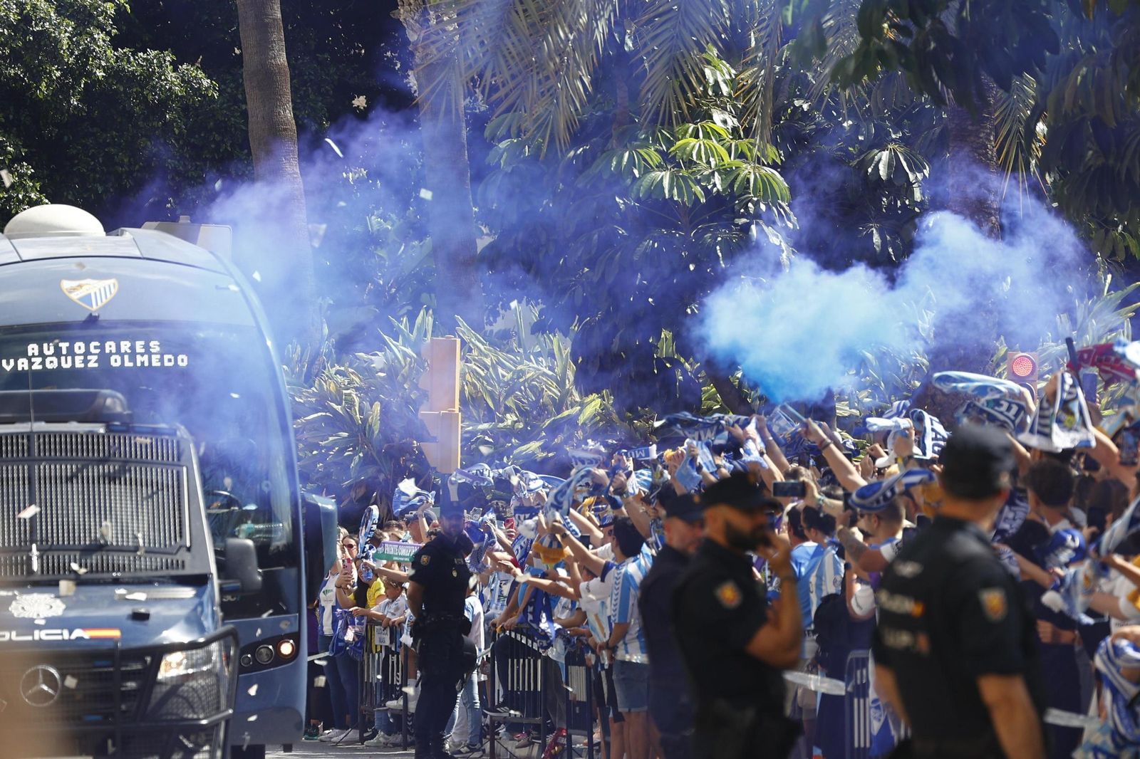 Búscate en las fotos del tremendo recibimiento previo al Málaga CF-Granada
