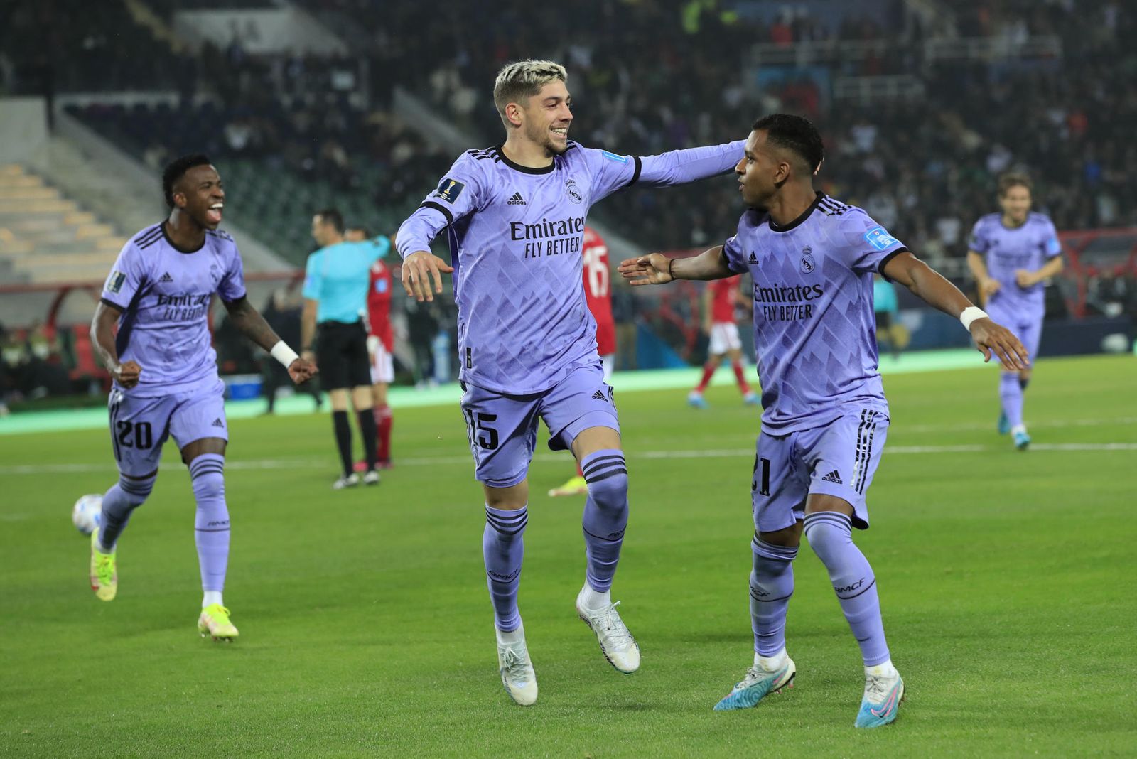 Vinícius, Fede Valverde y Rodrygo, autores de tres los goles festejan el del uruguayo.