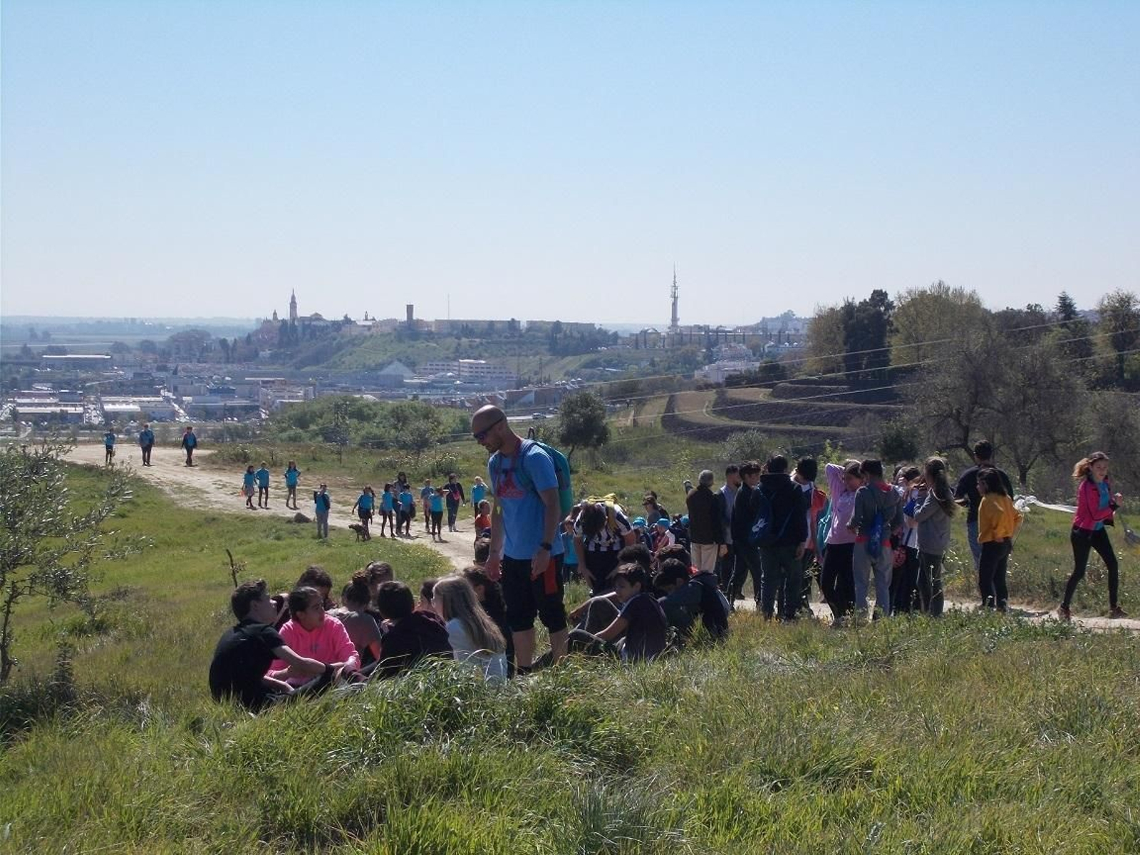 Escolares en el cerro del Carambolo, el pasado viernes.