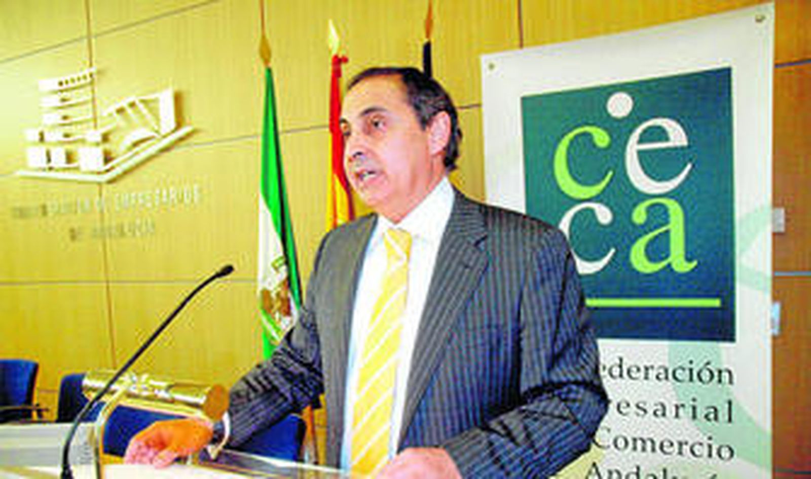 Manuel García-Izquierdo ofrece un discurso en la sede de la Confederación de Empresarial del Comercio de Andalucía.