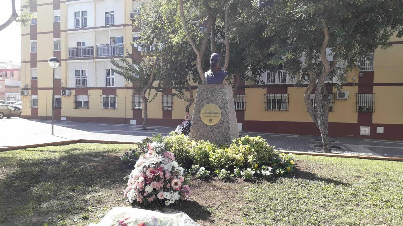 Escultura dedicada a Cayetano Roldán en la barriada que lleva su nombre. Escultura dedicada a Cayetano Roldán en la barriada que lleva su nombre.