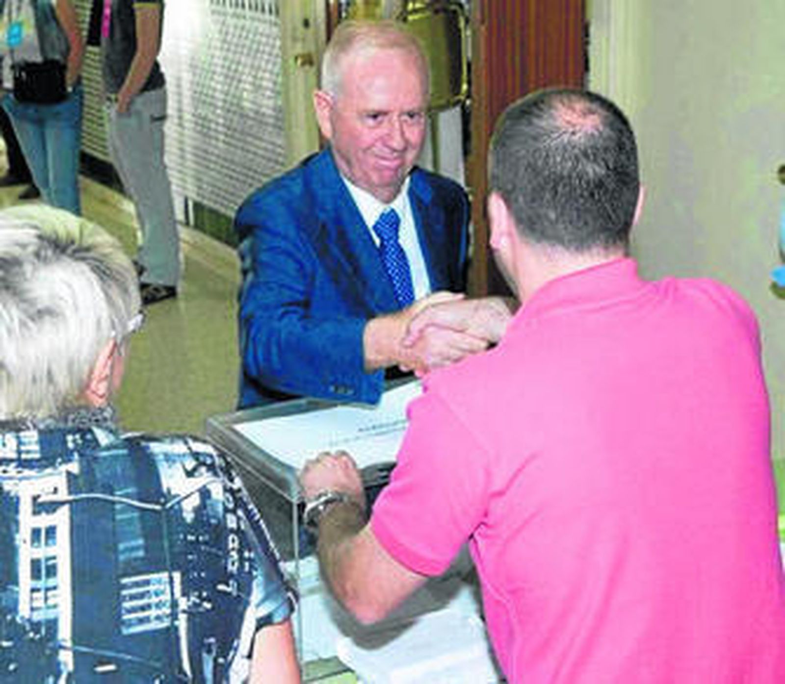 El líder popular, Pedro Fernández Montes, tras depositar su voto.