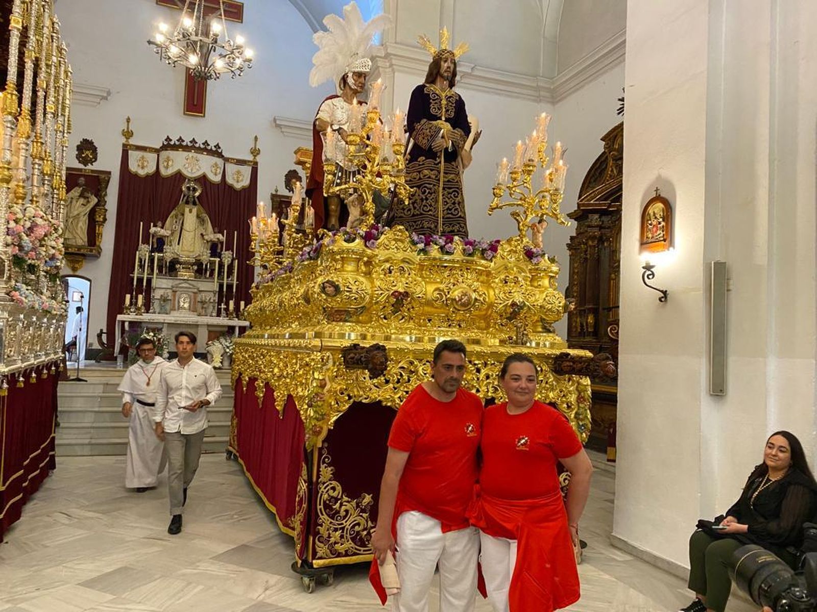 Silvia Marín posa con su pareja Marcos Piñero delante del paso de Sentencia.