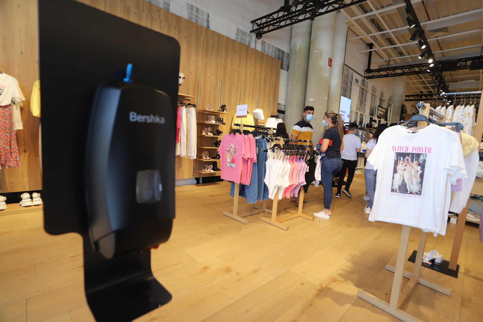 Imágenes de la apertura en la fase dos de la desescalada del centro comercial Holea en Huelva