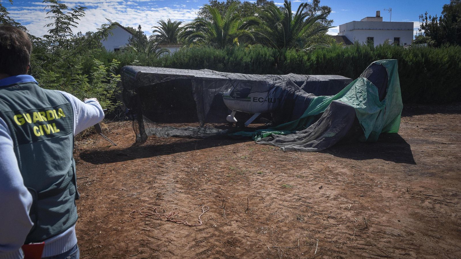 La avioneta, tapada con una malla para que no fuera identificada desde un dron o helicóptero.