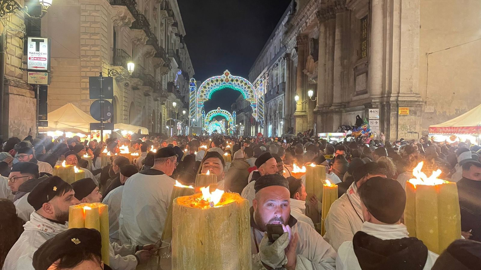 La Vía del Etna, repleta de la luz que desprenden los grandes cirios que portan los devotos en la noche del 5 de febrero.