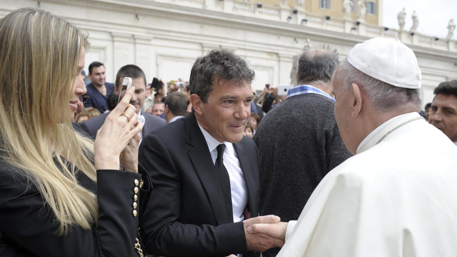 El actor español Antonio Banderas saludando al papa Francisco en 2016