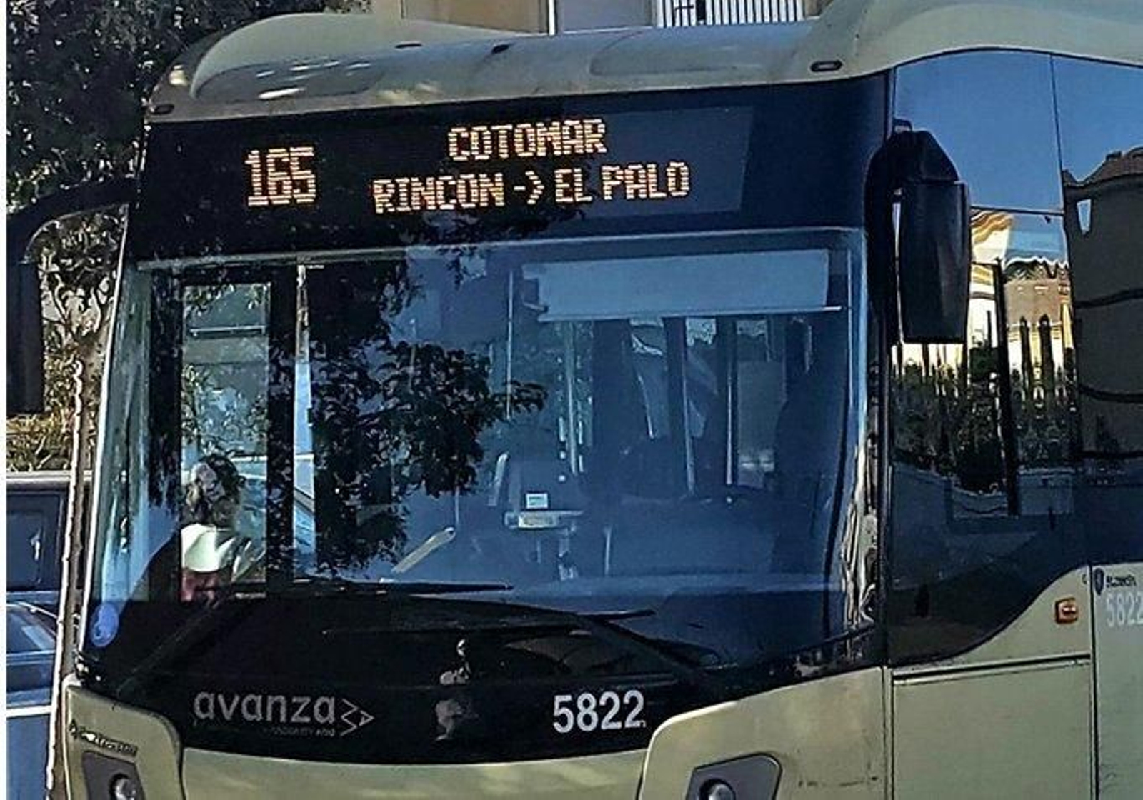 Autobús de la línea 165 entre Rincón de la Victoria y El Palo.