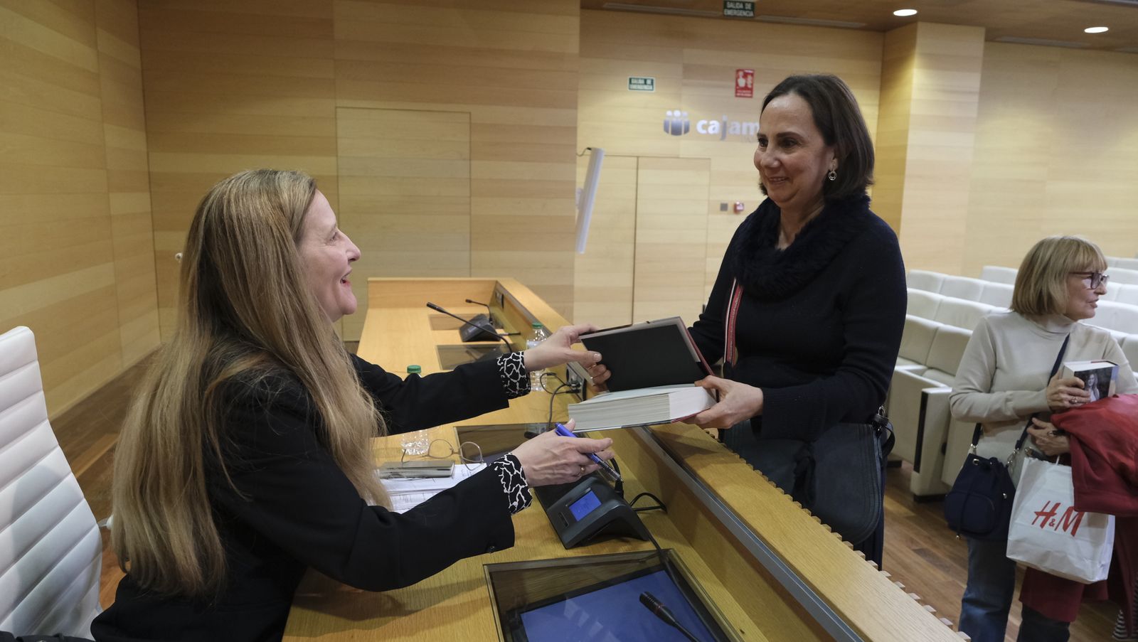Imágenes del Diario de los Libros con la escritora ganadora del Premio Planeta 2022, Luz Gabás