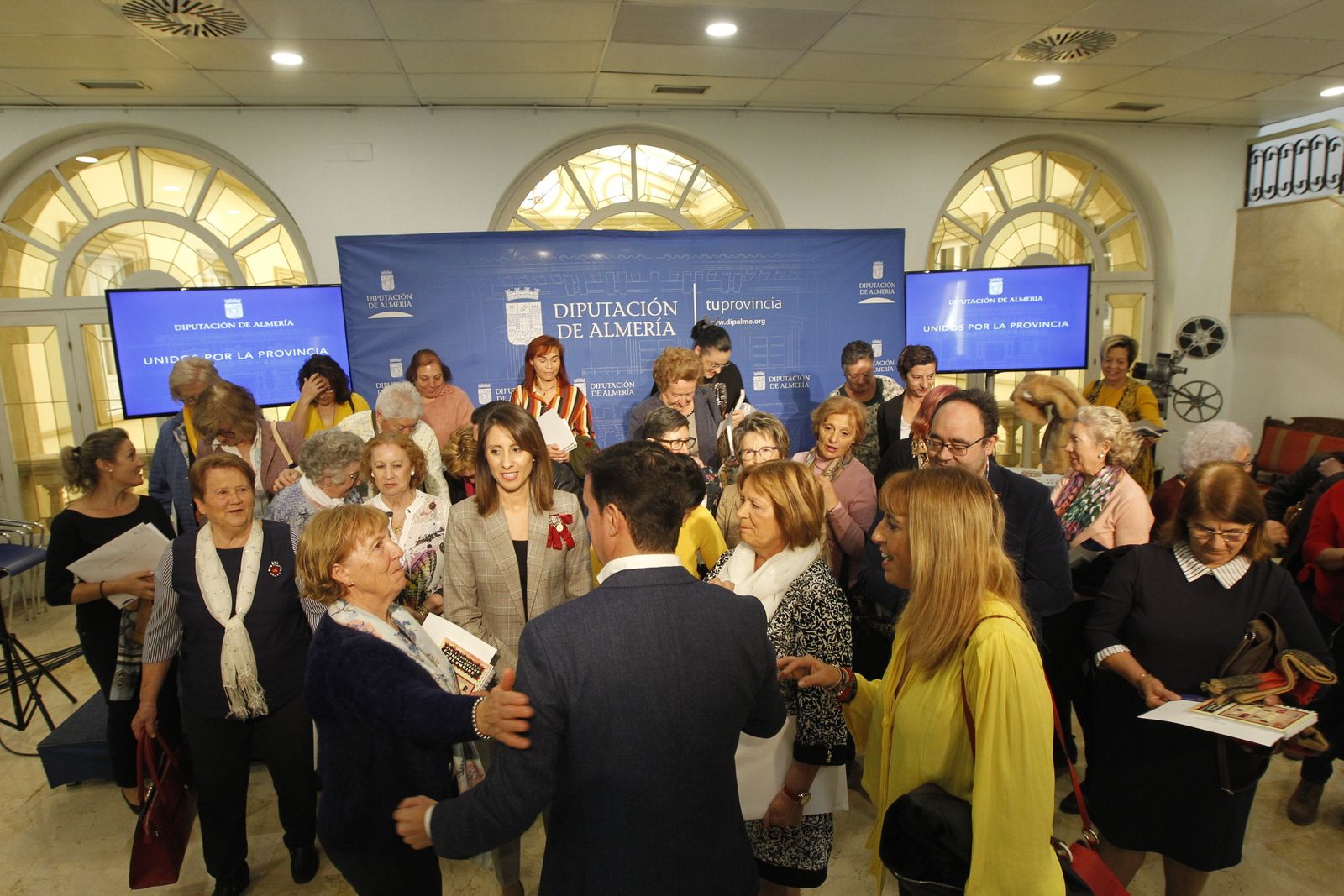 Fotogalería entrega acreditaciones Talleres Carmen de Burgos. Diputación de Almería