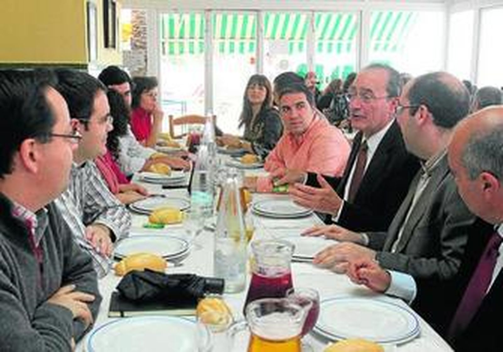 El alcalde de Málaga y candidato a la reelección por el PP, ayer, en la comida que mantuvo con la prensa.