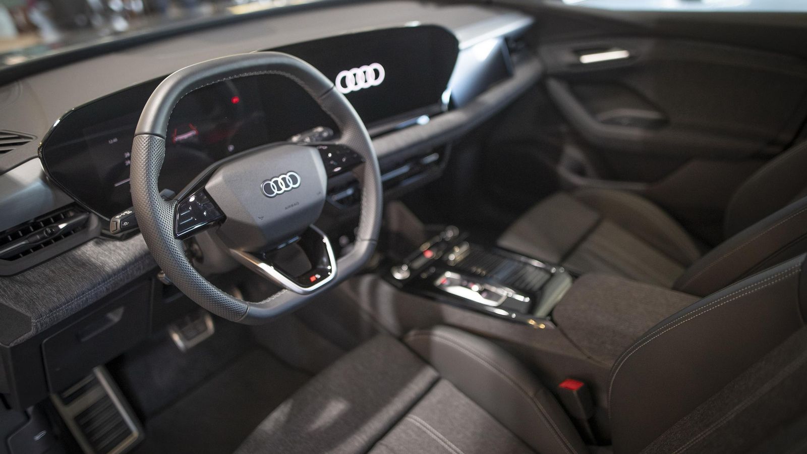 El nuevo Audi Q6-etron destaca por su elegancia y tecnología de vanguardia.