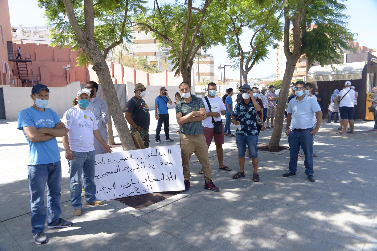Un grupo de marroquíes protesta frente al Consulado marroquí en Algeciras por no poder regresar su país.